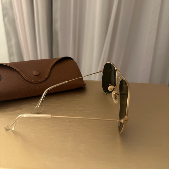 FRAME SHAPE
Pilot
FRAME COLOR
Matte Gold
FRAME MATERIAL
Metal
TEMPLE COLOR
Gold - Picture 4 of 6